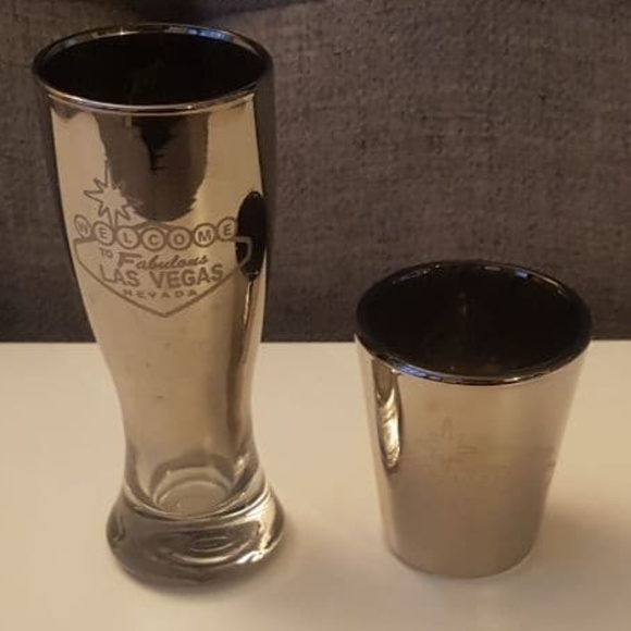 4 Las Vegas Shot Glasses - Picture 6 of 10